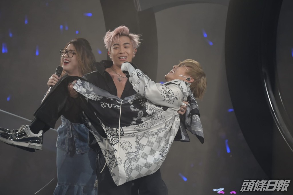 Tyson Yoshi突然公主式抱起林家謙，完全是力的表現。